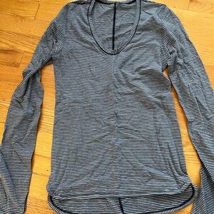 LULULEMON long sleeve t-shirt